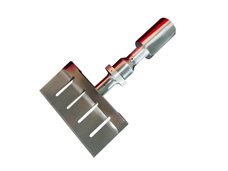 Ultrasonic cutting blade
